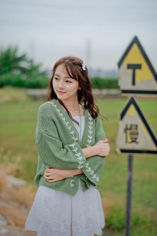 老师穿白色双开真丝旗袍怎么穿