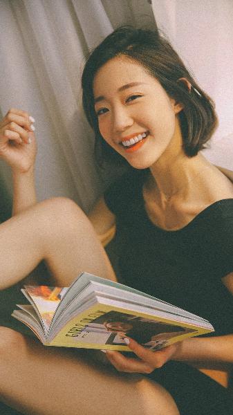 任达华和蔡卓妍原声在沙发上